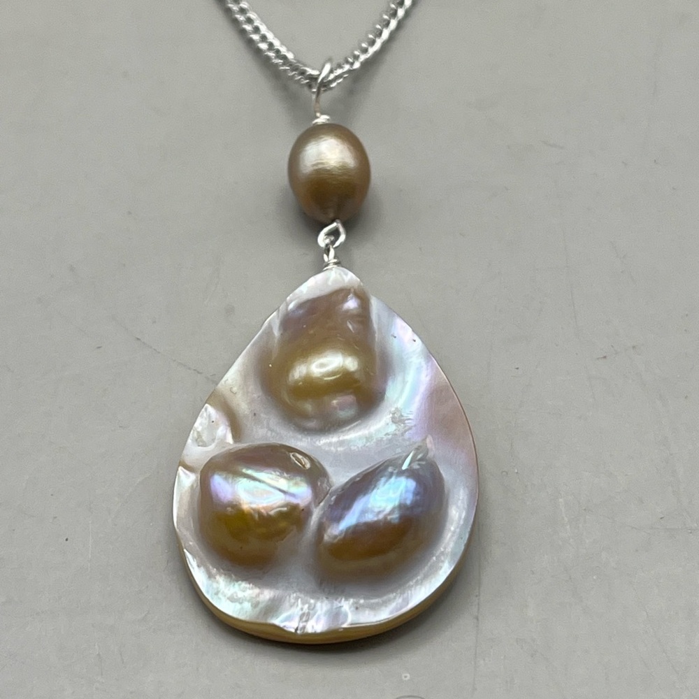 Elegant Pearl Pendant Necklace